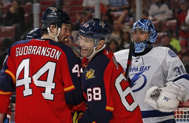 Vysmátý Jaromír Jágr (68) a jeho spoluhráč z Floridy Panthers Erik Gudbranson.