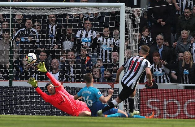 Brankář Arsenalu Petr Čech inkasuje druhý gól na hřišti Newcastlu, za který chytal kmenový hráč Sparty Martin Dúbravka.