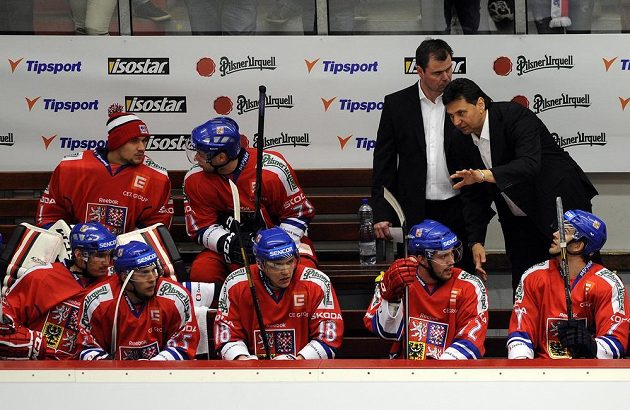 Trenér české reprezentace Vladimír Růžička (vpravo) a jeho asistent Jaroslav Špaček hovoří se svými svěřenci na střídačce v duelu s Norskem.