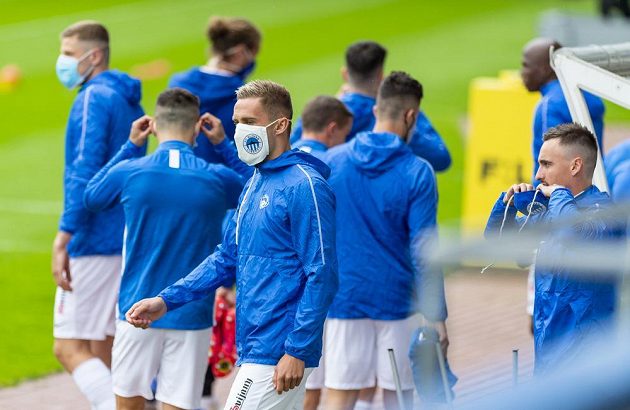 Fotbalisté Liberce přicházejí v rouškách na rozcvičení před ligovým zápasem s teplicemi.