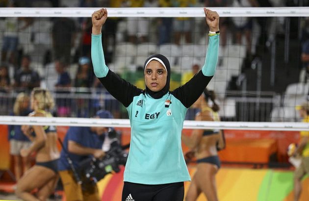 Egyptské plážové volejbalistky na turnaji v Riu. Na první pohled mají odlišné sportovní oblečení od ostatních hráček.
