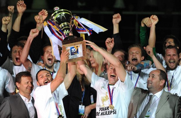 Takhle předseda FAČR Miroslav Pelta (vpravo) před rokem sledoval fotbalisty Jablonce (Luboš Loučka a Karel Piták) jak zvedají nad hlavu trofej pro vítěze v domácím poháru. Teď chystá v kádru průvan.