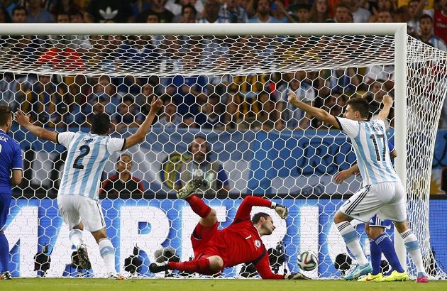 Argentinci Ezequiel Garay a Federico Fernandez jásají, Bosna si hned na úvod dala vlastní gól...