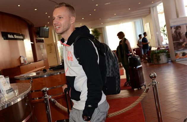 Obránce Michal Kadlec přichází na sraz české fotbalové reprezentace před přátelským utkáním s Maďarskem v NH Hotelu v Praze.