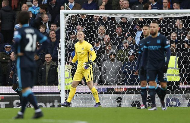 Naštvaný gólman Manchesteru City Joe Hart po druhém inkasovaném gólu na hřišti Stoke City.
