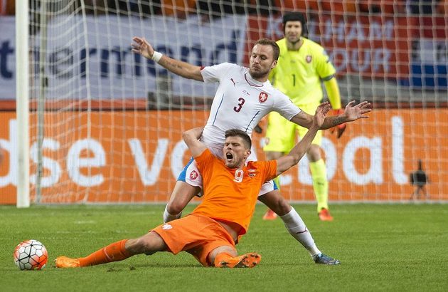 Michal Kadlec (3) a nizozemský útočník Klaas Jan-Huntelaar před brankářem Petrem Čechem.