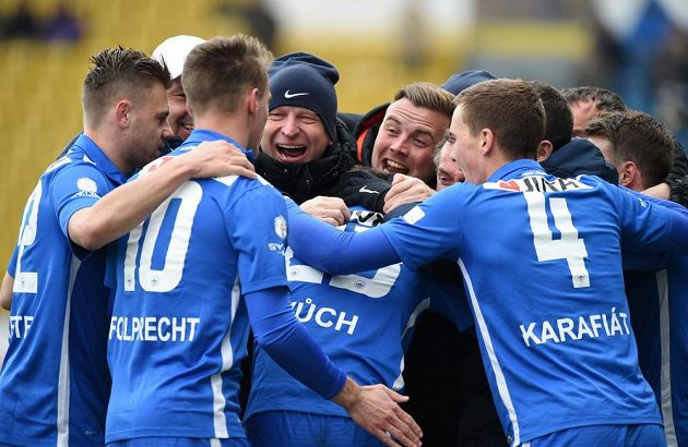 Liberečtí fotbalisté se radují z gólu na hřišti Teplic. Jeho autorem byl Egon Vůch (zády uprostřed).