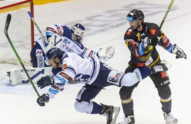 Zleva brankář Vítkovic Miroslav Svoboda, Filip Pyrochta z Vítkovic a Viktor Hübl z Litvínova.