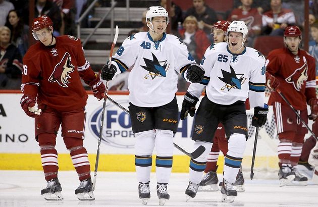 Tomáš Hertl ukončil měsíční čekání na gól a na ledě Arizony přispěl k výhře Sharks 3:2.