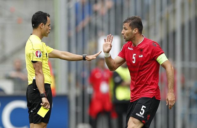 Albánský kapitán Lorik Cana dostává první žlutou kartu za faul v utkání mistrovství Evropy proti Švýcarsku.