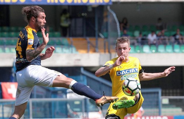 Česský fotbalista Jakub Jankto v dresu Udine (vpravo) odehrává míč přes bránícího Franca Zuculiniho z Verony v utkání Serie A. Udine vyhrálo 1:0, rozhodl Antonín Barák.