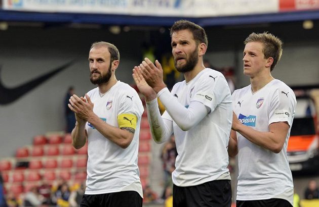 Zleva Roman Hubník z Plzně, Marek Bakoš z Plzně a Jan Kopic z Plzně děkují svým příznivcům po utkání na Spartě.