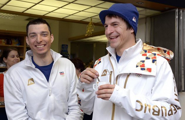 Snowboardista David Bakeš (vlevo) a lyžař Kryštof Krýzl neskrývali před odletem do Soči dobrou náladu.