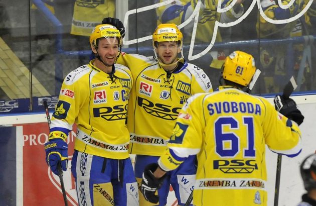 Zlínští útočníci Petr Čajánek (vlevo), Ondřej Veselý (uprostřed) a Jakub Svoboda se radují ze vstřelení gólu proti Vítkovicím.