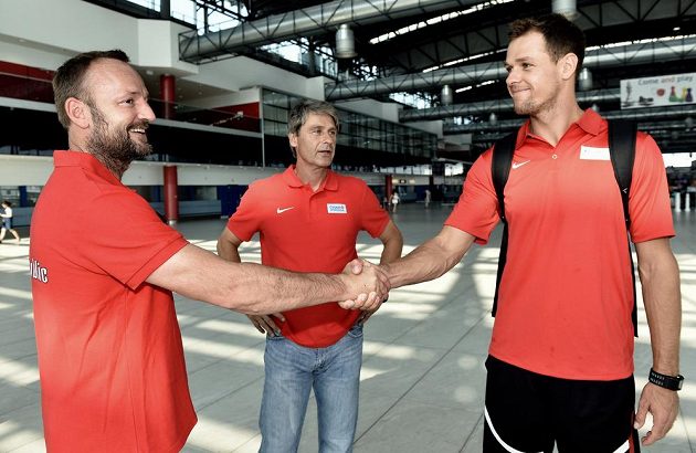 Šéftrenér atletické výpravy Tomáš Dvořák (vlevo) se zdraví s oštěpařem Petrem Frydrychem na letišti Václava Havla před odletem na MS v Pekingu. Vzadu je Jan Železný.