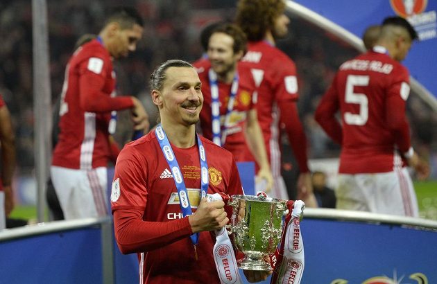 Radostný výraz Zlatana Ibrahimoviče, když drží v ruce trofej pro vítěze anglického Ligového poháru.
