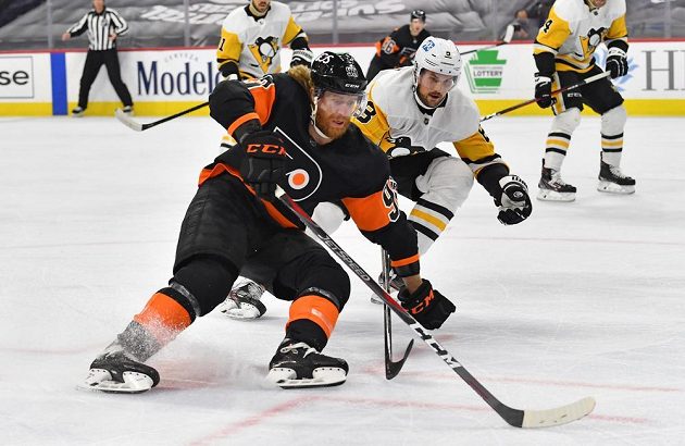 Český útočník Jakub Voráček z Philadelphie v akci během utkání NHL s Pittsburghem. Na snímku dotírá na Voráčka obránce Penguins Brian Dumoulin (8).