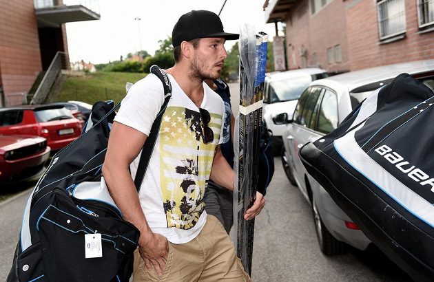 Obránce Michal Kempný přichází na sraz hokejové reprezentace v rámci předsezonního kempu v Praze.