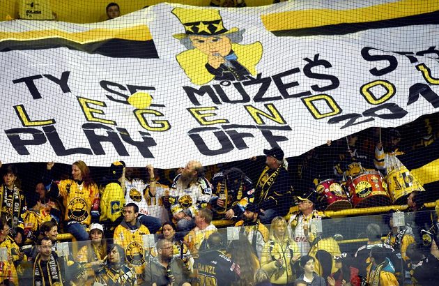 Fanoušci Litvínova drží při utkání s Hradcem transparent s nápisem: I ty se můžeš stát legendou play off 2017.