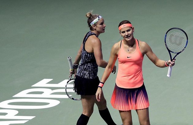 Česko-americký tenisový pár Lucie Šafářová a Bethanie Matteková-Sandsová během finále čtyřhry na Turnaji mistryň.