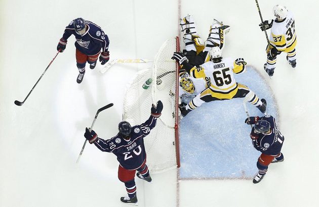 Markus Nutivaara (65) z Columbusu se se svými spoluhráči Brandonem Saadem (20) a Alexanderem Wennbergem (10) radují z gólu do sítě Pittsburghu.