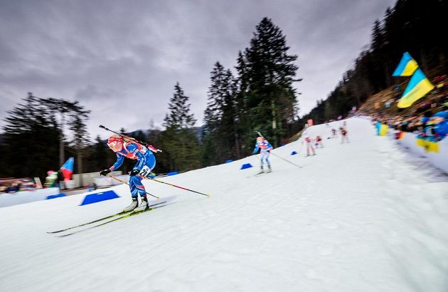 Eva Puskarčíková (vlevo) během stíhacího závodu v Ruhpoldingu.