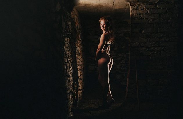 Vzpěračky nafotily další sexy kalendář. Tématem jsou živly. Mezi ně patří i tma a světlo.