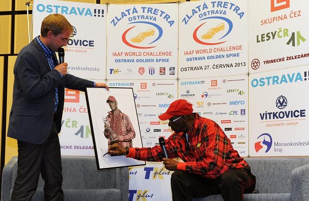 Olympijský vítěz Bob Beamon (vpravo) a moderátor Libor Bouček během setkání v hotelu Clarion v rámci 52. ročníku atletického mítinku Zlatá tretra v Ostravě.