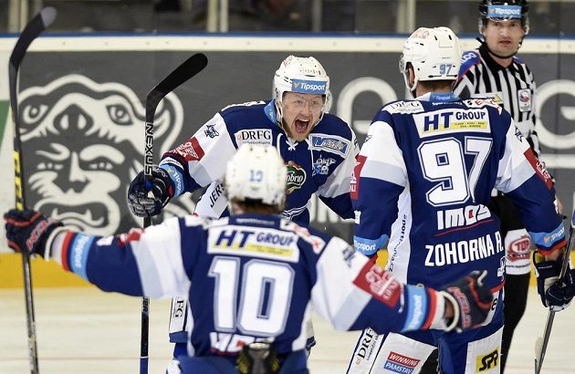 Tomáš Bartejs z Komety (čelem) se raduje se spoluhráči z úvodní branky třetího finálového duelu proti Třinci.