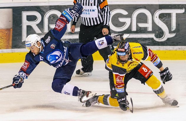 Vojtěch Budík z Plzně a Jan Myšák z Litvínova v akci během utkání hokejové extraligy.