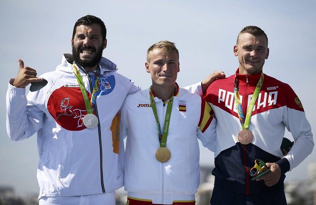 Stupně vítězů. Druhý Josef Dostál (vlevo). Vítěz Španěl Walz a třetí Rus Anoškin. Trojka nejlepších kajakářů v Riu na 1000 metrů.