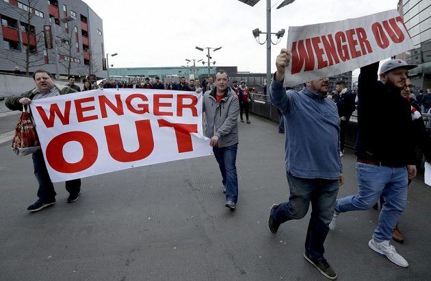 Fanoušci Arsenalu mají jasno, francouzský manažer Arséne Wenger by se měl z klubu poroučet. Nejlépe ihned.
