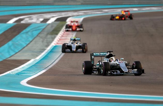 Ve chvíli, kdy na druhého Nika Rosberga dotírali třetí Sebastian Vettel a Max Verstappen, lídr závodu Lewis Hamilton záměrně zpomalil.