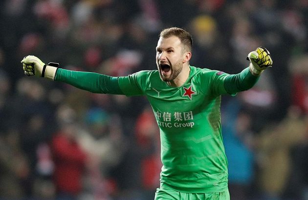 Brankář Slavie Ondřej Kolář v okamžiku, kdy kapitán Pražanů Tomáš Souček proměnil v duelu Ligy mistrů s Interem Milán penaltu.
