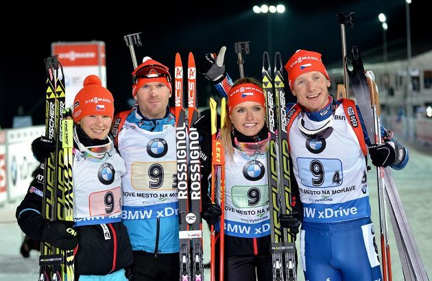 Zleva Veronika Vítková, Michal Šlesingr, Gabriela Soukalová a Ondřej Moravec po druhém místě v závodu smíšených štafet při SP ve Vysočina areně v Novém Městě na Moravě.