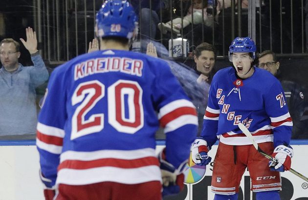 Radost! Filip Chytil (vpravo) se v zápase s Vancouverem raduje z prvního gólu v NHL. Na snímku s ním je spoluhráč z NY Rangers Chris Kreider (20).