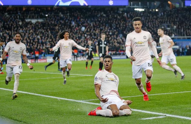 Klečící Marcus Rashford z Manchesteru United se raduje z trefy, která jeho tým posouvá v Lize mistrů dál.