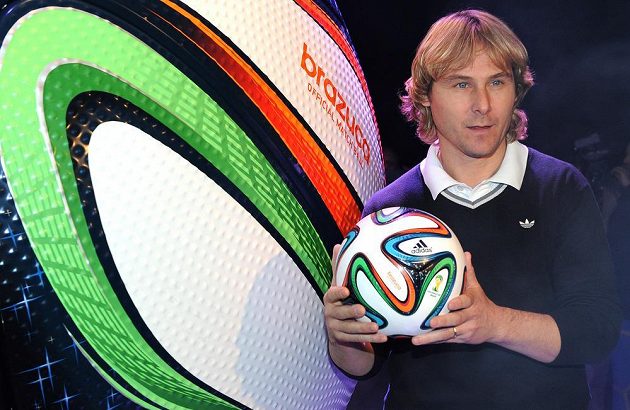 Internacionál Pavel Nedvěd s oficiálním míčem pro MS 2014 ve fotbale Brazuca.
