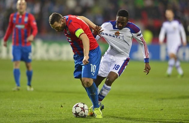 Kapitán plzeňských fotbalistů Pavel Horváth (vlevo) v souboji s Ahmedem Musou z CSKA Moskva.