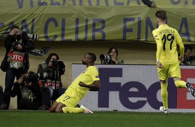 Útočník Villarrealu Cédric Bakambu takto slavil svůj gól v úvodním zápase čtvrtfinále Evropské ligy proti Spartě.