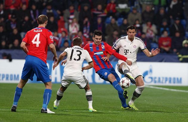Plzeňský Michal Duriš v obležení dvojbloku z Bayernu Rafinha, Van Buyten. Vlevo stínuje Roman Hubník
