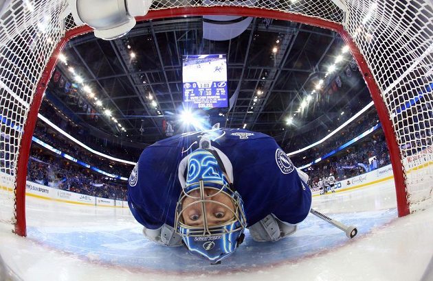 Ben Bishop, gólman Tampy Bay, v úvodním finálovém utkání Stanley Cupu dvakrát inkasoval.