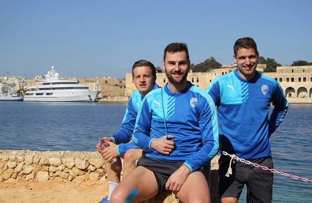 Fotbalisté Viktorie Plzeň zleva Jan Kopic, Radim Řezník a Jan Kovařík na herním soustředění na Maltě.
