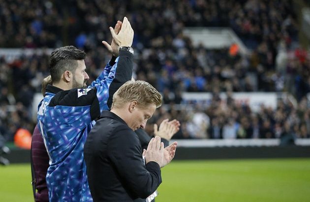 Milan Srníček během uctění památky svého zesnulého bratra na stadiónu St. James´ Park v Newcastlu.
