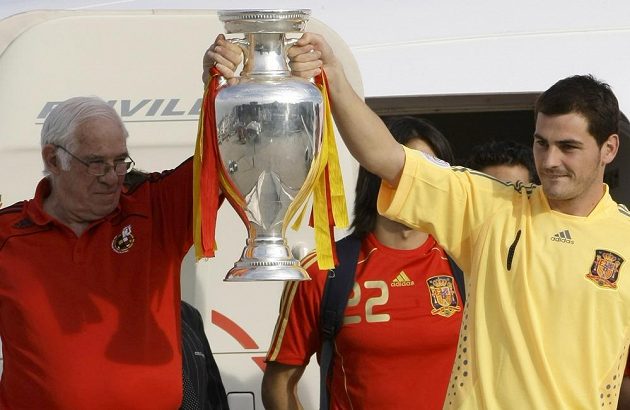 Mistři jsou v Madridu. Trenér šampiónů drží společně s kapitánem mužstva brankářem Ikerem Casillasem trofej pro vládce Eura 2008.