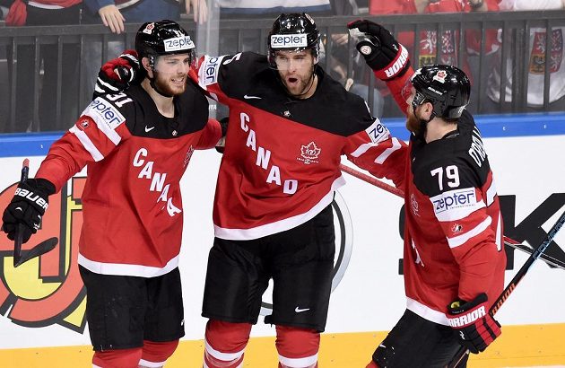 Hokejisté Kanady (zleva) Tyler Seguin, Aaron Ekblad a Ryan O'Reilly oslavují na loňském MS gól během utkání se Švédskem.