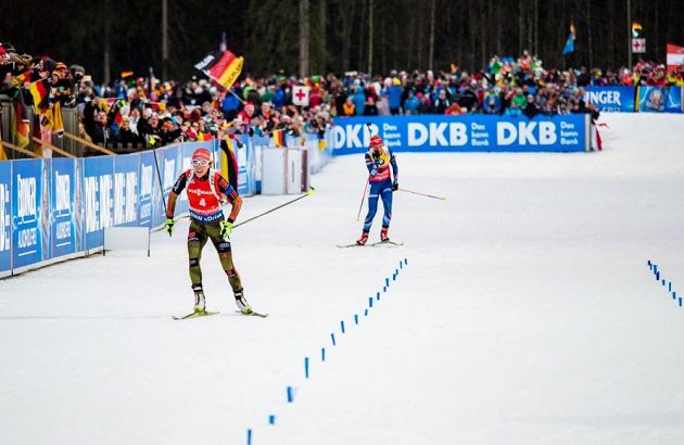 Němka Laura Dahlmeierová v cílové rovince před Gabrielou Soukalovou.