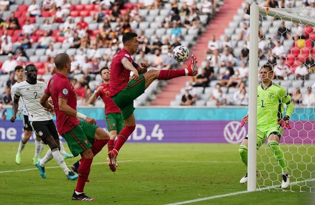 Portugalec Cristiano Ronaldo v akci před druhým gólem svého týmu, který vsítil Diego Jota, v zápase skupiny F na ME ve fotbale s Německem.