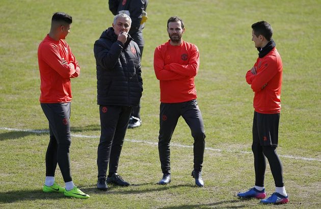 Trenére, tak co s tím...? Zleva Marcos Rojo, kouč José Mourinho, Juan Mata a Ander Herrera.