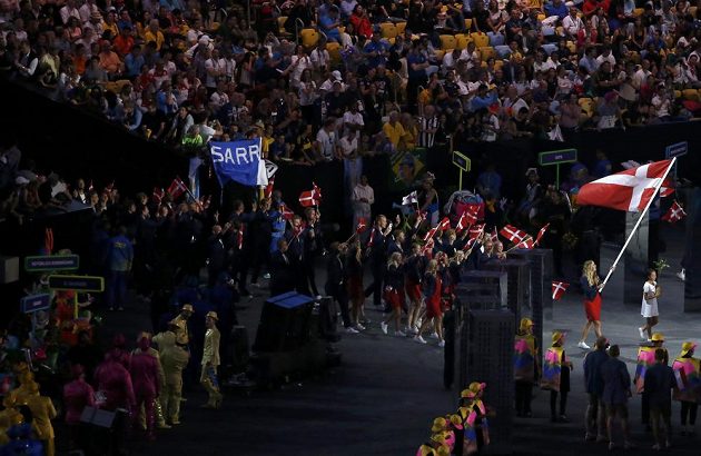 Tenistka Caroline Wozniacká přivádí na plochu stadiónu Maracaná dánskou výpravu.